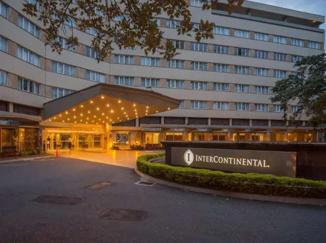 Llegada al InterContinental Medellín, con la entrada iluminada al anochecer
