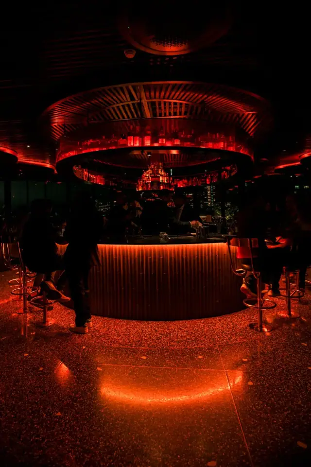 Ambiente nocturno y luces cálidas en la barra de Mamba Negra
